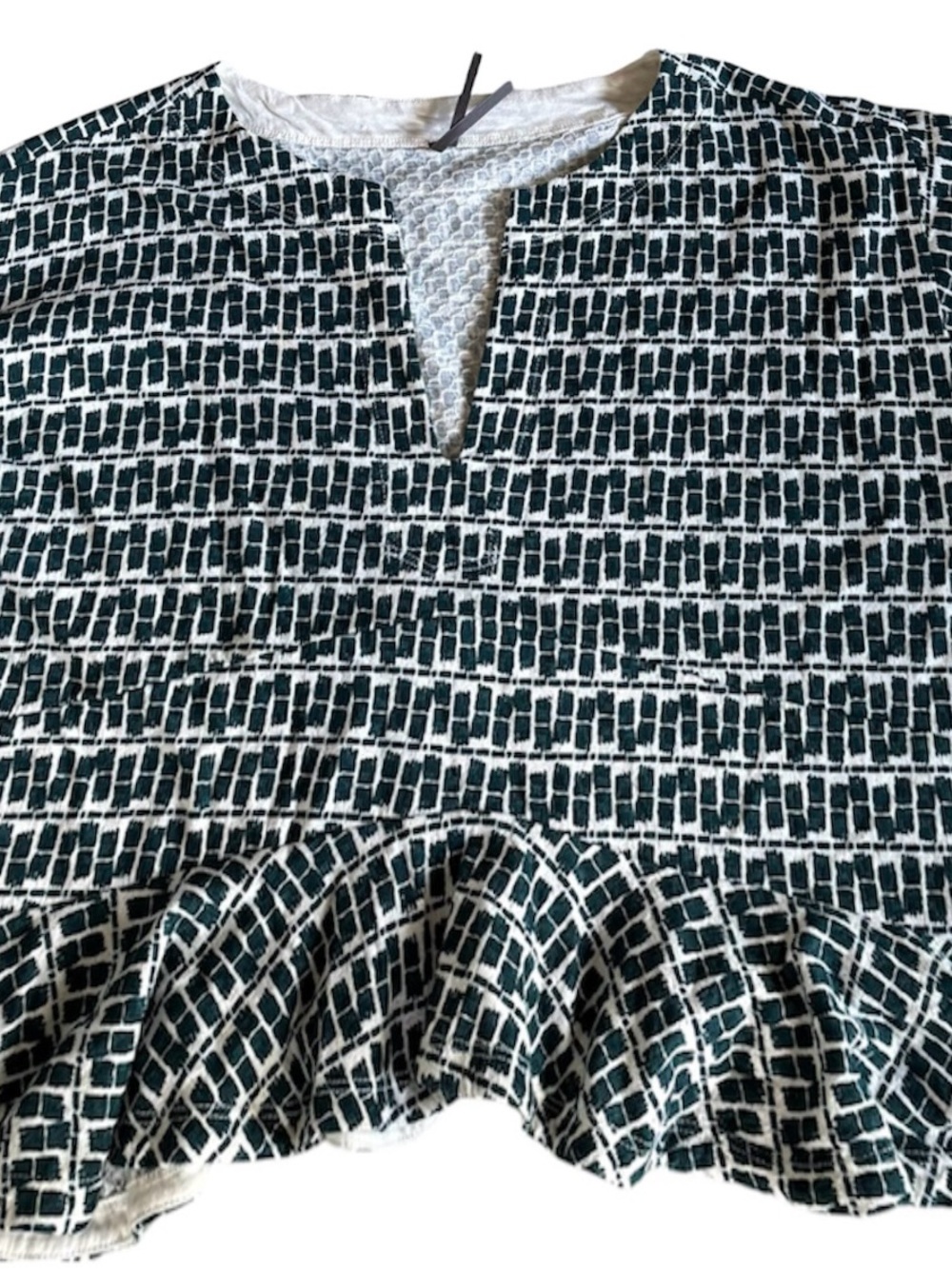 Women's Anthropologie babydoll top w/ short sleeves and V neck. Ruffled hem.